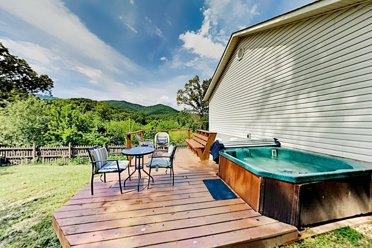 Mountain-View Home - 3 Decks & Private Hot Tub Home Weaverville Exterior photo